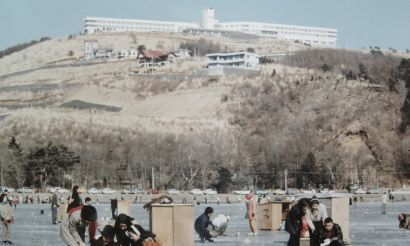 開業当時の山中湖とホテル（ワカサギ穴釣り）