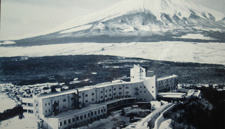 「富士山を見るために建てられた」ホテルマウント富士　1963年～