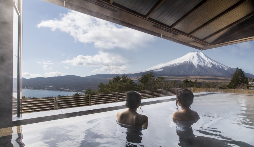 富士山と山中湖を同時に望める「はなれの湯」を楽しむ