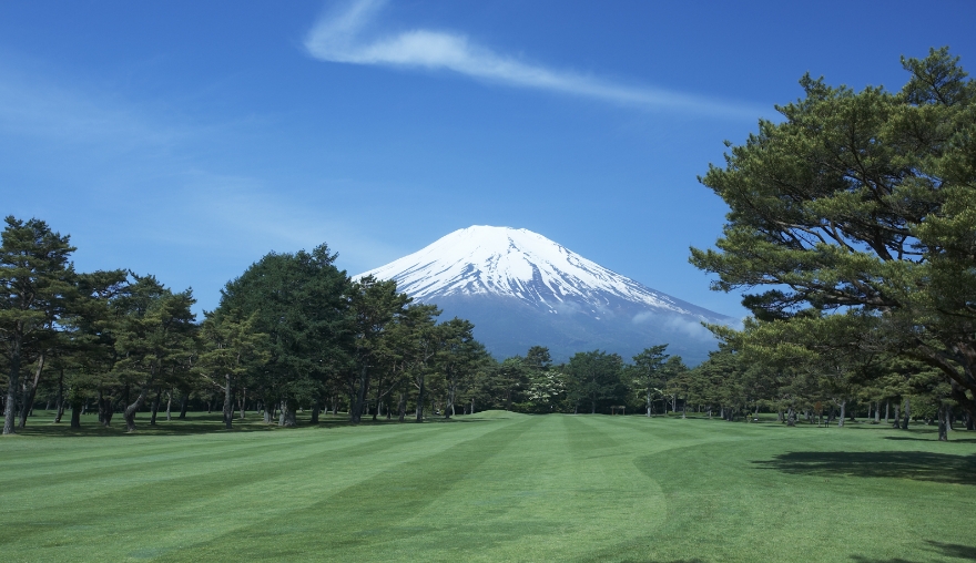 富士ゴルフコースでゴルフを楽しむ